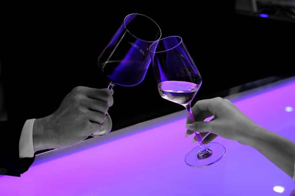 Como segurar taça de vinho corretamente - pela haste