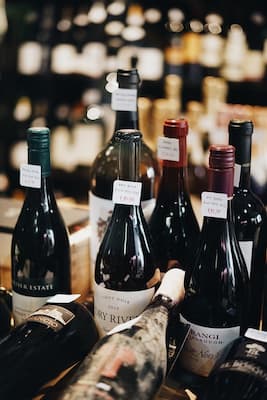 Várias garrafas de vinho identificadas