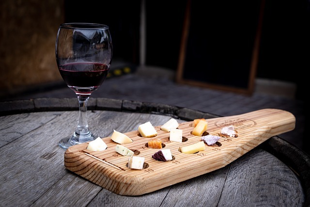 Tábua de degustação de queijos harmonizada com vinho suave